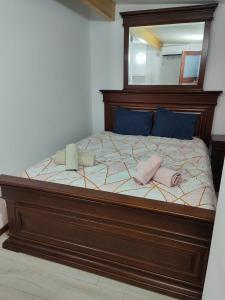 Una cama con dos almohadas y un espejo. en CIH - Constituição Invicta Home, en Oporto