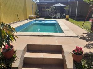 Villa Lonca的住宿－La Candela 1 casa，庭院中一个带楼梯的游泳池
