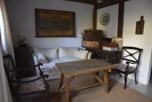 un soggiorno con divano, tavolo e sedie di La Fernandina a Riaza