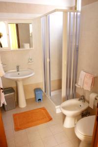 ein Bad mit einer Dusche, einem WC und einem Waschbecken in der Unterkunft Salento Al Mare in Taviano