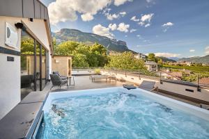 een hot tub op de patio van een huis bij Appius Design Suites B&B - ADULTS ONLY in Appiano sulla Strada del Vino