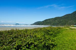 a view of the beach from the shoreline at Hotel Casarão in Peruíbe