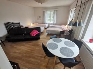 uma sala de estar com uma mesa e um sofá em Relaxing Beatiful Studio - Sauna Bath Facility em Kotka
