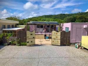una casa con una puerta y una valla en GUEST HOUSE SUMIRE - Vacation STAY 34298v, en Nago