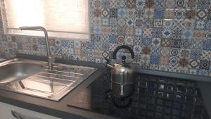 Kuhinja ili čajna kuhinja u objektu Your Basic Lodging Gozo