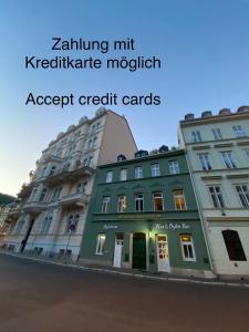un edificio en una calle junto a un edificio en Apartment Vertigo, en Karlovy Vary
