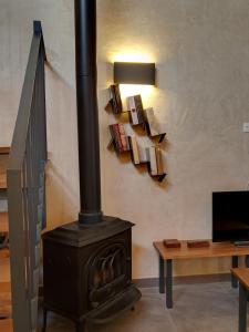 a stove in a living room with books on a wall at Casa rural El Forn d'Alcudia de Veo in Alcudia de Veo