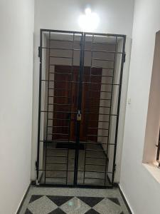 una puerta con una puerta de metal en una habitación en Sapphire Luxury Apartment en Pondicherry