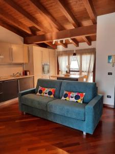 Casa Valentina - Lissone في ليسّوني: غرفة معيشة مع أريكة زرقاء في مطبخ