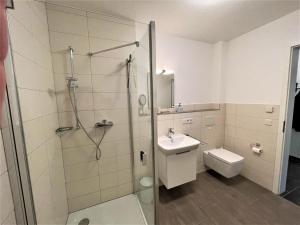 een badkamer met een douche, een wastafel en een toilet bij Moselpromenade Villa Moselufer, Panorama & Burg Cochem Blick, Netflix, Balkon in Cochem