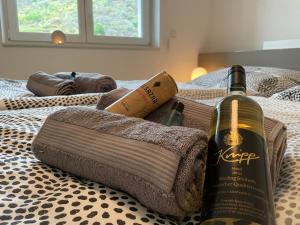 een fles wijn bovenop een bed bij Moselpromenade Villa Moselufer, Panorama & Burg Cochem Blick, Netflix, Balkon in Cochem