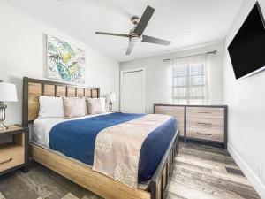 1 dormitorio con 1 cama y ventilador de techo en Neptune Oceanfront Rentals, en Hollywood