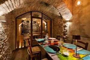 a dining room with a table with blue plates at CivicoNove in Montefalco