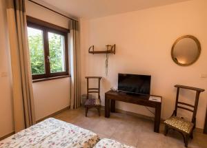 TV a/nebo společenská místnost v ubytování chambre d'hôtes de charme, un temps en forêt