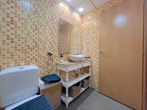 ein Bad mit einem Waschbecken und einem Spiegel in der Unterkunft Coma-Ruga Beach Apartment in Tarragona