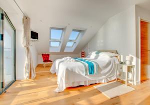 Un pat sau paturi într-o cameră la Admiralty Lodge