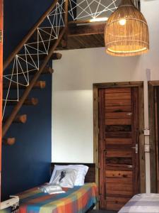 una camera con letto a castello e scala in legno di Pousada Rosa dos Ventos Lagoinha a Lagoinha