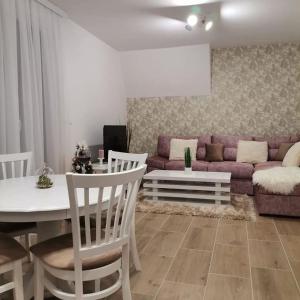 Uma área de estar em Apartmani Ćirić Divčibare
