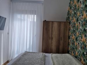 Uma cama ou camas num quarto em Apartmani Ćirić Divčibare