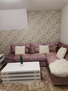 Uma área de estar em Apartmani Ćirić Divčibare
