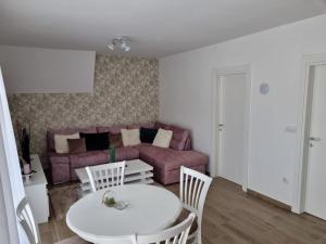 Uma área de estar em Apartmani Ćirić Divčibare