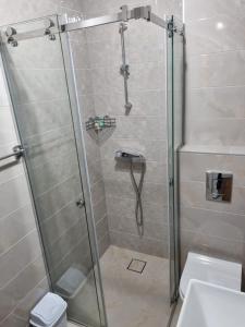 Uma casa de banho em Apartmani Ćirić Divčibare