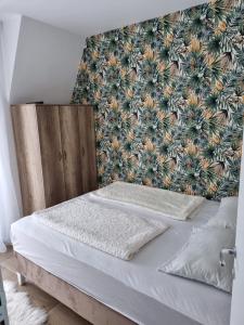 Uma cama ou camas num quarto em Apartmani Ćirić Divčibare