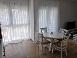 Uma televisão e/ou sistema de entretenimento em Apartmani Ćirić Divčibare
