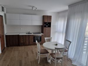 A cozinha ou kitchenette de Apartmani Ćirić Divčibare