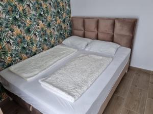Uma cama ou camas num quarto em Apartmani Ćirić Divčibare