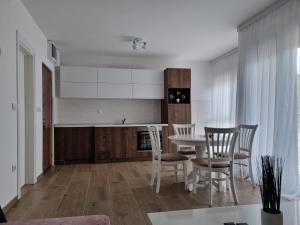 A cozinha ou kitchenette de Apartmani Ćirić Divčibare