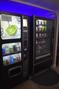 2 distributeurs automatiques de boissons et d'une lime dans le réfrigérateur dans l'établissement Super 8 by Wyndham La Vale/Cumberland Area, à La Vale