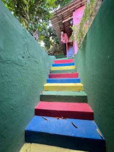 um grupo de escadas coloridas em frente a um edifício em Canto dos Artistas Olinda em Olinda