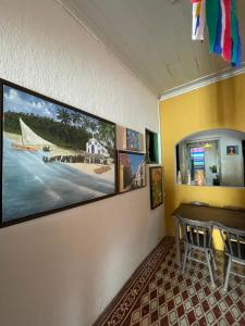 een eetkamer met een tafel en een foto aan de muur bij Canto dos Artistas Olinda in Olinda
