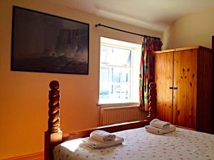 Un pat sau paturi într-o cameră la Cashel Town Center INN