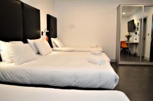 Televiisor ja/või meelelahutuskeskus majutusasutuses Bella Vista Hotel & Self Catering Suites