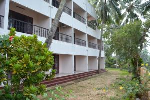widok na hotel z ogrodu w obiekcie Indeevaram Apartments w mieście Kovalam