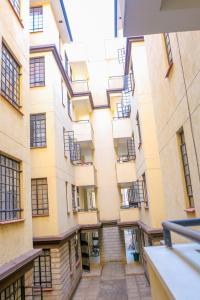 un couloir vide dans un immeuble d'appartements avec balcon dans l'établissement Baraka Homes, à Kisumu