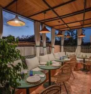 マラケシュにあるRiad JW, La Medina autrementのパティオ(テーブル、椅子、照明付)