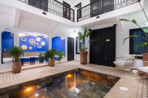 マラケシュにあるRiad JW, La Medina autrementの中央にスイミングプールがある家