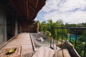 einen Balkon eines Resorts mit Meerblick in der Unterkunft Radhoo Tulum in Tulum