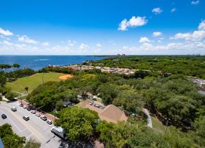 una vista aérea de un estacionamiento y el océano en Private Oasis at Arya, en Miami