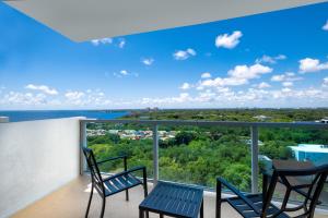 Un balcón con sillas y vistas al océano. en Private Oasis at Arya en Miami