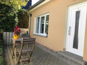 un patio con mesa y 2 sillas en Ferienwohnung zu Weimar en Weimar