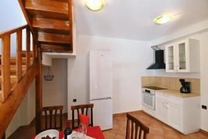Kuchyň nebo kuchyňský kout v ubytování Privatna kuća Krimeja