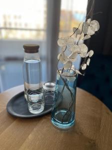 Home Aparts في زاباروجيا: طاولة مع مزهرية زجاجية وصحن مع مشروب