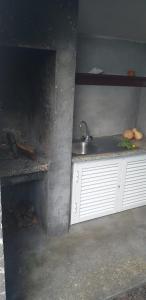 A kitchen or kitchenette at Adega do Golfinho