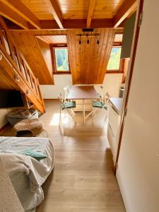 een kamer met een tafel en stoelen in een huis bij Appartement Chalet à 1400m - Station du Mourtis in Boutx