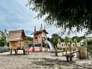Herní místnost nebo prostor pro děti v ubytování Villa in Netherlands with Hot Tub & Garden