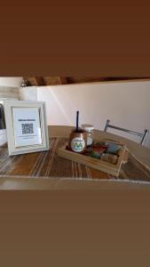 ペリト・モレノにあるCabañas alpinas alumineの絵本とテーブルの上にキャンドルを載せたトレイ